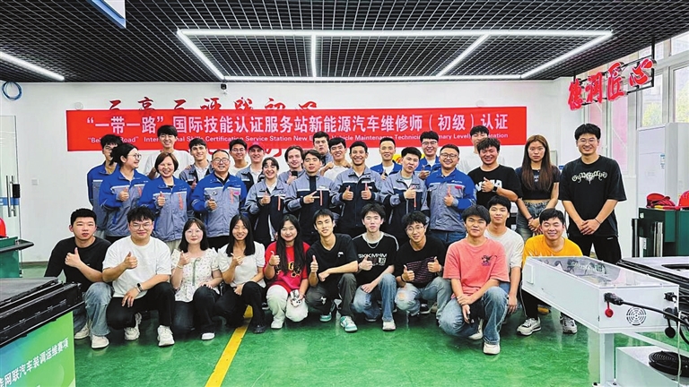 重慶城市職業(yè)學院 以“職教出海”為引擎，驅(qū)動“渝車出海”網(wǎng)絡(luò)技術(shù)服務新航程